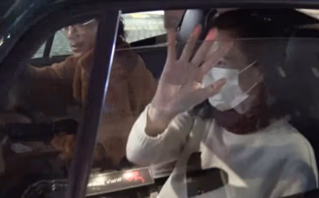 一眾老戲骨聚會！55歲關秀媚仍貌美，與小7歲男星相戀15年不結婚
