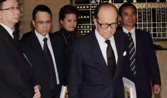 為配合李嘉誠,霍啟剛大婚8次修改結婚時間,他卻只露面5分鐘
