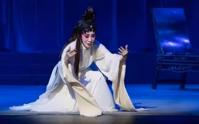 擔心！75歲香港知名老戲骨演出時發生意外，從高台跳下撞到氣門