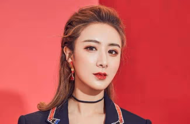 薇婭出事之後,家鄉連夜換掉她的廣告牌,換成了以史為鑑的宣傳語