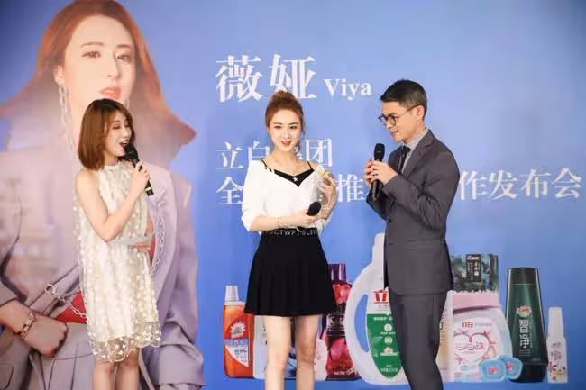 薇婭出事之後,家鄉連夜換掉她的廣告牌,換成了以史為鑑的宣傳語