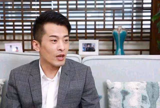 薇婭出事之後,家鄉連夜換掉她的廣告牌,換成了以史為鑑的宣傳語