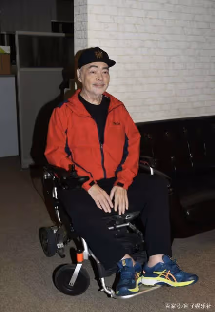 68歲歌手腦退化，養老院當成家，不記得現在，卻記得自己所有歌詞