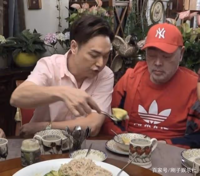 68歲歌手腦退化，養老院當成家，不記得現在，卻記得自己所有歌詞