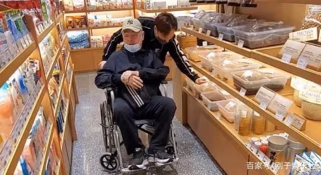 68歲歌手腦退化，養老院當成家，不記得現在，卻記得自己所有歌詞