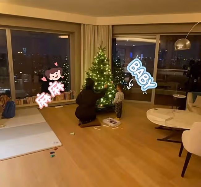 奚夢瑤產後陪兒子裝飾聖誕樹,兩個保姆一起幫忙,超大客廳好敞亮