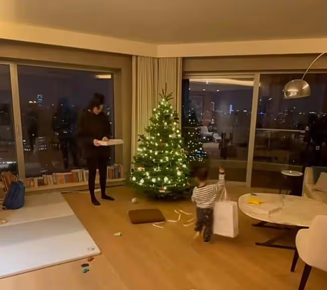 奚夢瑤產後陪兒子裝飾聖誕樹,兩個保姆一起幫忙,超大客廳好敞亮