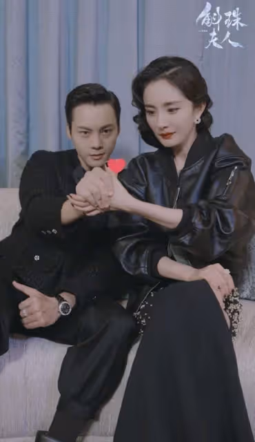 楊冪陳偉霆拍雙人大片好養眼，方諸海市戲外比心，直播互動花式撒糖