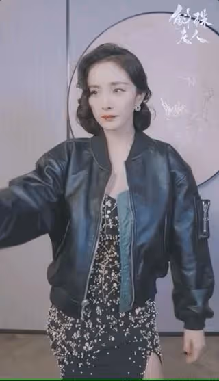 楊冪陳偉霆拍雙人大片好養眼，方諸海市戲外比心，直播互動花式撒糖