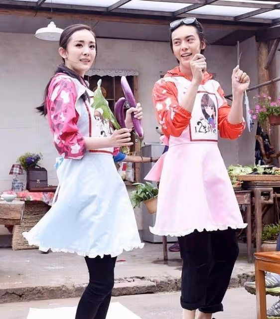 楊冪陳偉霆拍雙人大片好養眼，方諸海市戲外比心，直播互動花式撒糖