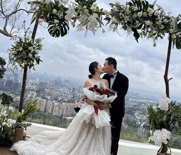 恭喜!台灣著名偶像團體男星求婚成功,小4歲未婚妻是公司CEO