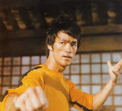 洪金寶給他當配,成龍當替身,地位直逼李小龍,周星馳都請不動