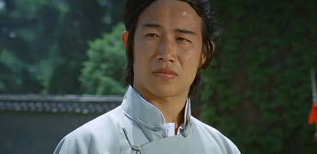 洪金寶給他當配,成龍當替身,地位直逼李小龍,周星馳都請不動