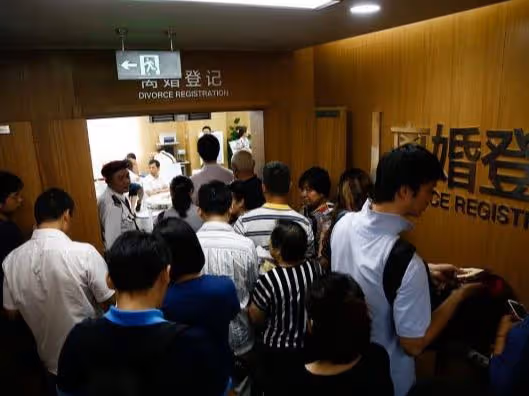 兒媳私會前夫,兒子提離婚,婆婆阻攔:真離了誰來養家?