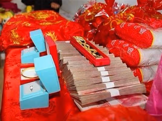 兒媳陪嫁一套房,婆婆嫌少,要兒媳再給30萬,婆婆:就當是扶貧