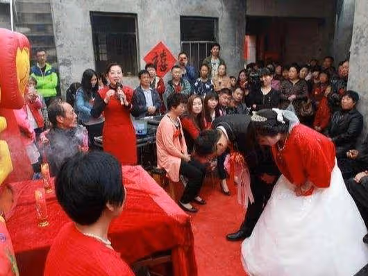 女子再婚三年後想去前夫家陪兒子過年,丈夫不許,女子:你別多想