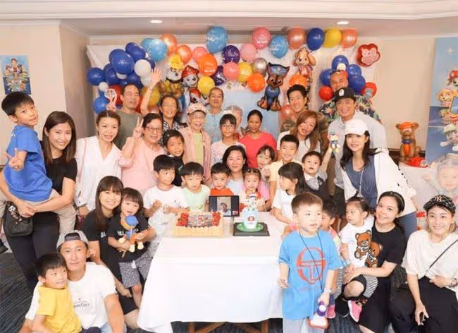 54歲謝天華罕曬全家福!3歲女兒呆萌可愛像媽媽,6歲兒子神似爸