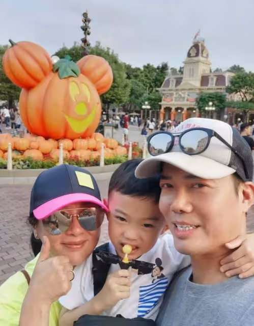 54歲謝天華罕曬全家福!3歲女兒呆萌可愛像媽媽,6歲兒子神似爸