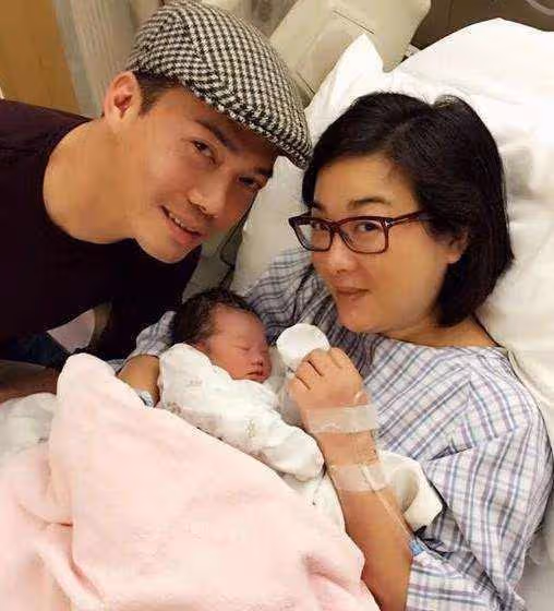 54歲謝天華罕曬全家福!3歲女兒呆萌可愛像媽媽,6歲兒子神似爸