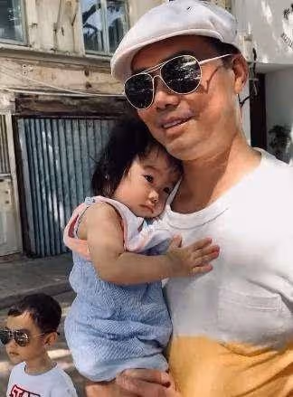 54歲謝天華罕曬全家福!3歲女兒呆萌可愛像媽媽,6歲兒子神似爸