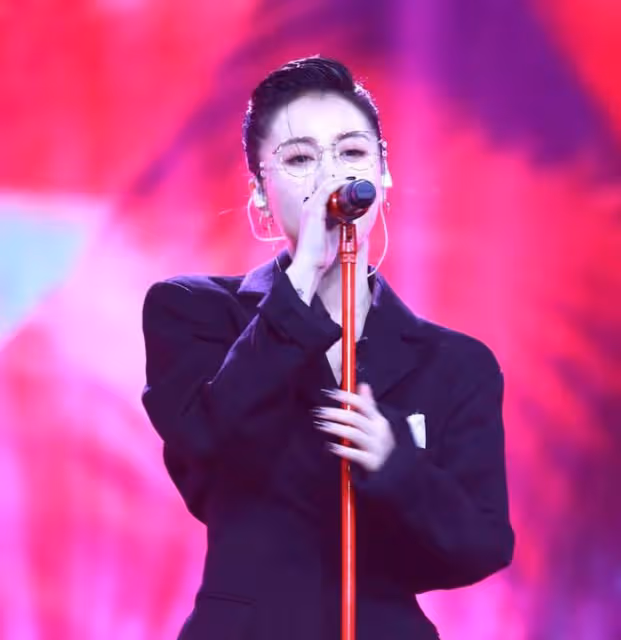 上《中國好聲音》淘汰,卻被愛奇藝副總相中,婚後被寵成了公主
