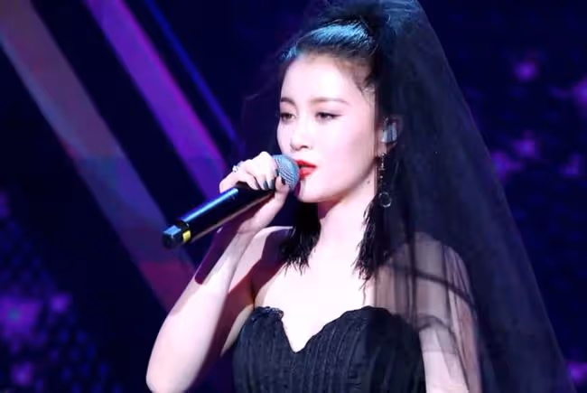 上《中國好聲音》淘汰,卻被愛奇藝副總相中,婚後被寵成了公主