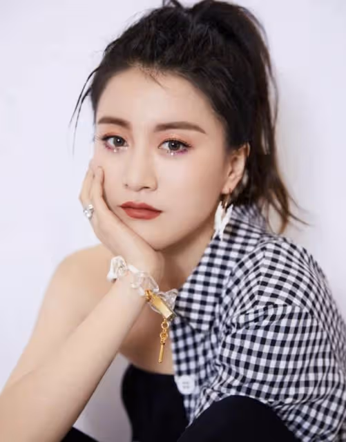 上《中國好聲音》淘汰,卻被愛奇藝副總相中,婚後被寵成了公主