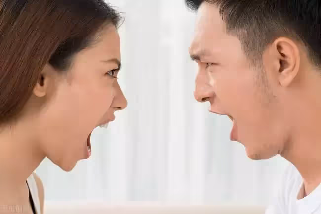 下班回來發現小舅子一家搬來住，丈夫：我們離婚還是他們搬走？