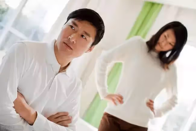 下班回來發現小舅子一家搬來住，丈夫：我們離婚還是他們搬走？