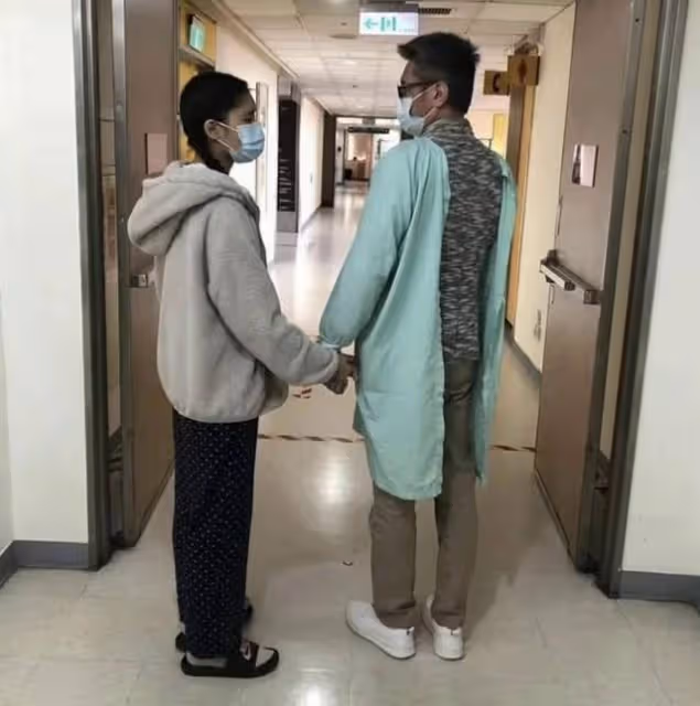 突傳死訊！台灣著名歌手小女兒患疾病離世，已全面停工處理身後事
