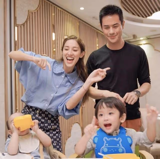 高顏值！TVB著名夫妻檔曬聖誕合照，網友調侃：大兒子贏在了發量