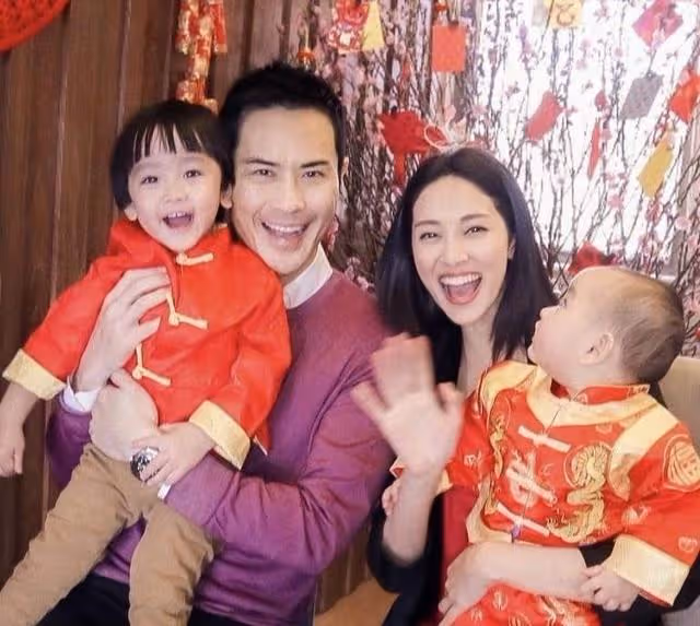 高顏值!TVB著名夫妻檔曬聖誕合照,網友調侃:大兒子贏在了發量