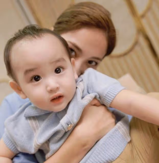 高顏值!TVB著名夫妻檔曬聖誕合照,網友調侃:大兒子贏在了發量