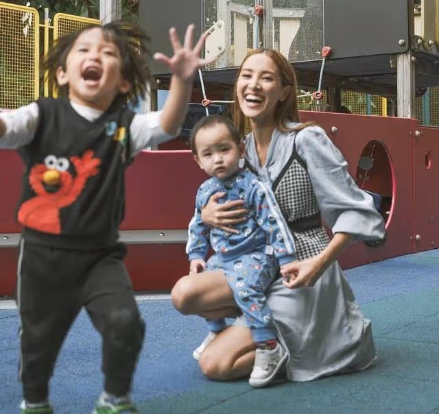 高顏值!TVB著名夫妻檔曬聖誕合照,網友調侃:大兒子贏在了發量