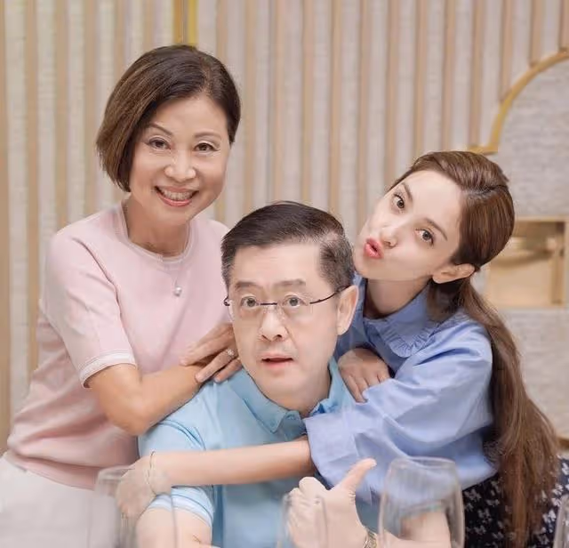 高顏值!TVB著名夫妻檔曬聖誕合照,網友調侃:大兒子贏在了發量