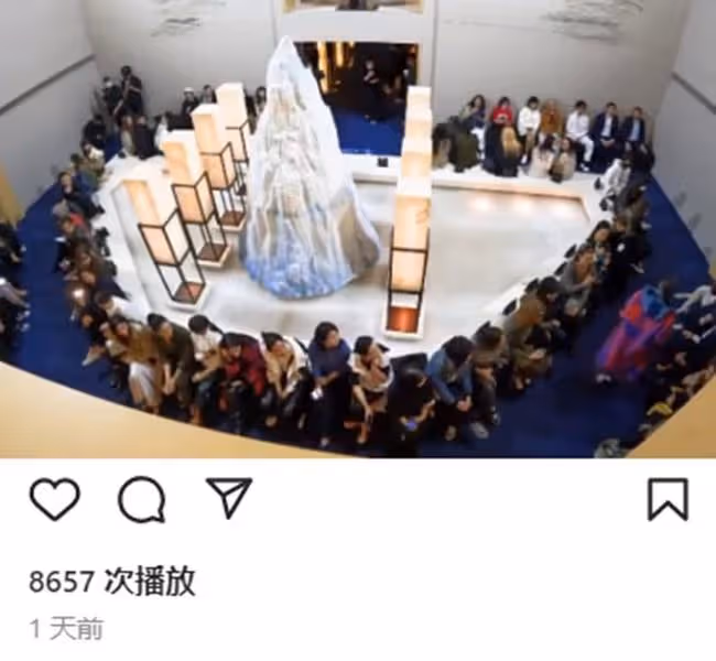 郭晶晶出席時裝秀,與一眾富豪名媛合照穩站C位,40歲凍齡似少女