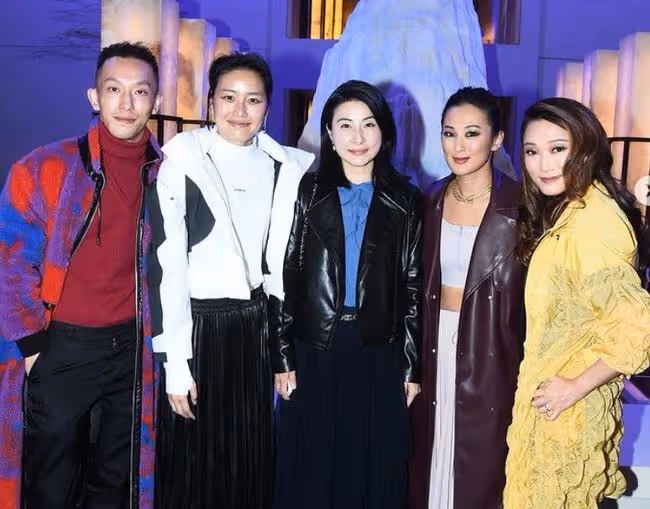 郭晶晶出席時裝秀,與一眾富豪名媛合照穩站C位,40歲凍齡似少女