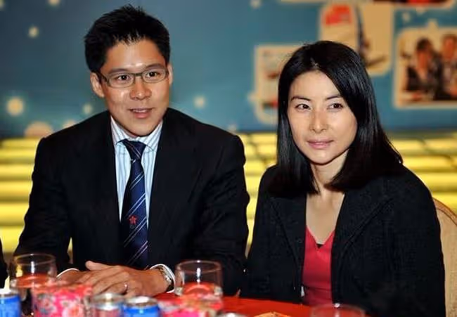 郭晶晶出席時裝秀,與一眾富豪名媛合照穩站C位,40歲凍齡似少女