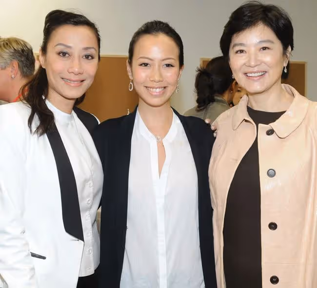 郭晶晶出席時裝秀,與一眾富豪名媛合照穩站C位,40歲凍齡似少女