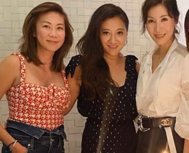 郭晶晶出席時裝秀，與一眾富豪名媛合照穩站C位，40歲凍齡似少女