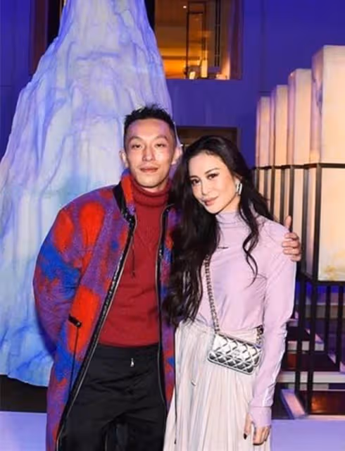 郭晶晶出席時裝秀，與一眾富豪名媛合照穩站C位，40歲凍齡似少女