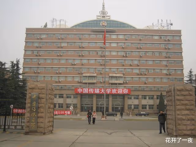 「翻車主持人」阿丘當老師?包養2女大學生、道歉也能洗白