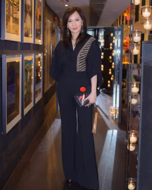 59歲港星曬家中巨型聖誕樹,新豪宅內景曝光,倆月前1.3億賣舊屋