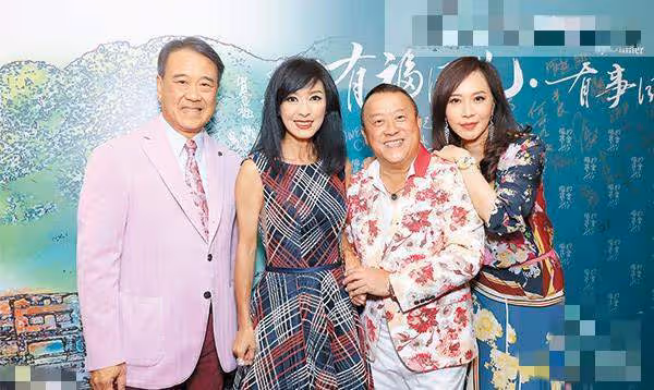 59歲港星曬家中巨型聖誕樹,新豪宅內景曝光,倆月前1.3億賣舊屋