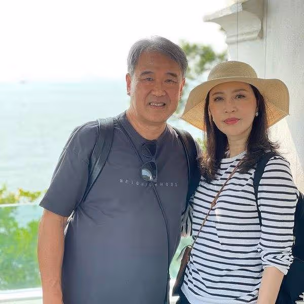 59歲港星曬家中巨型聖誕樹,新豪宅內景曝光,倆月前1.3億賣舊屋