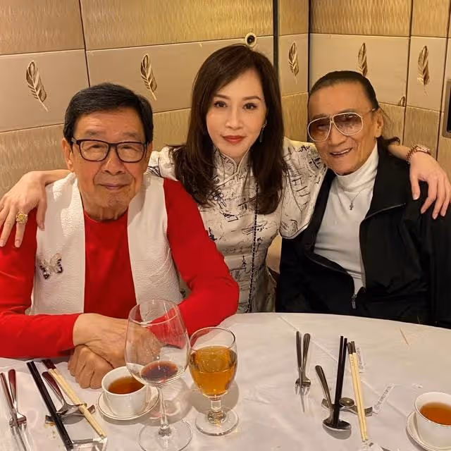 59歲港星曬家中巨型聖誕樹,新豪宅內景曝光,倆月前1.3億賣舊屋