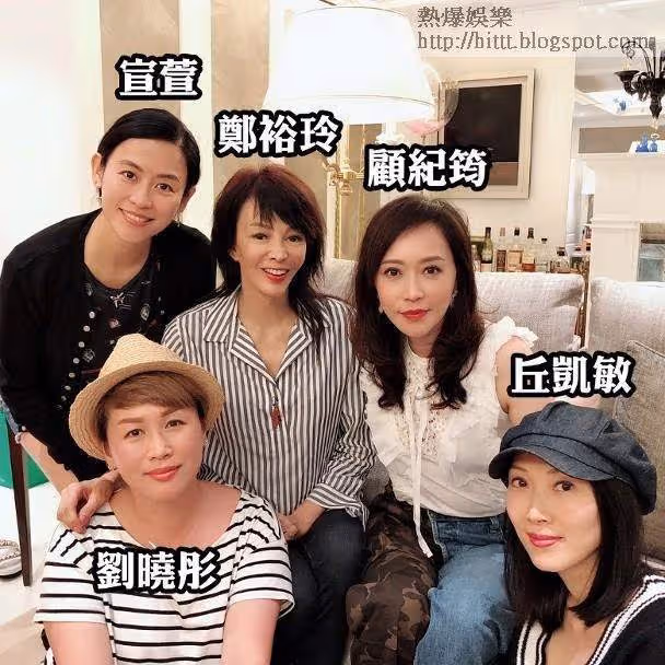 59歲港星曬家中巨型聖誕樹,新豪宅內景曝光,倆月前1.3億賣舊屋