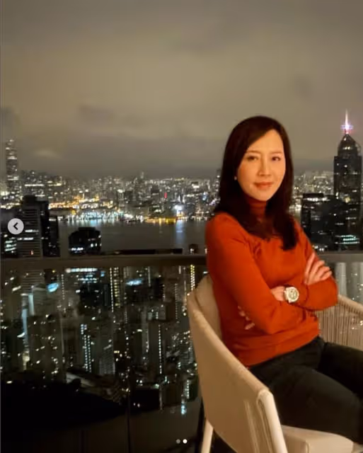 59歲港星曬家中巨型聖誕樹,新豪宅內景曝光,倆月前1.3億賣舊屋
