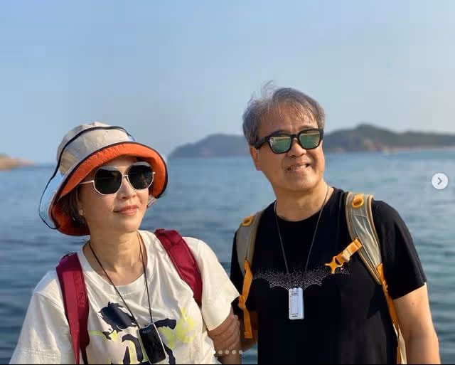 59歲港星曬家中巨型聖誕樹,新豪宅內景曝光,倆月前1.3億賣舊屋
