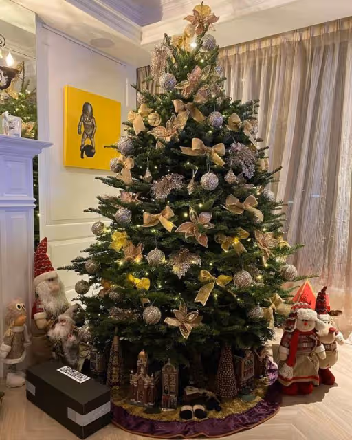 59歲港星曬家中巨型聖誕樹,新豪宅內景曝光,倆月前1.3億賣舊屋